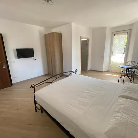 Πανσιόν Around Maggiore Reno Di Leggiuno