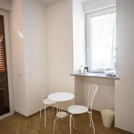 Around Maggiore Πανσιόν 3*