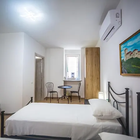 Πανσιόν Around Maggiore Reno Di Leggiuno