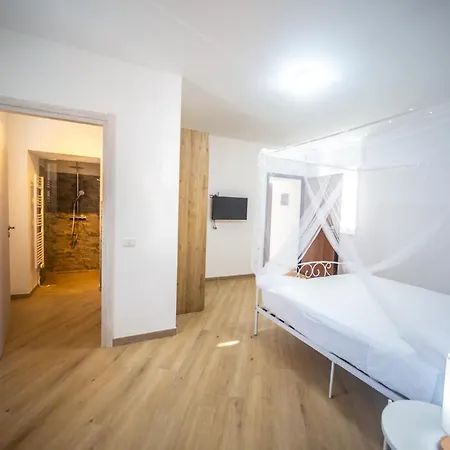 ゲストハウス Around Maggiore 3*