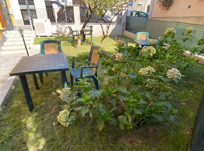 게스트하우스 Around Maggiore 3*