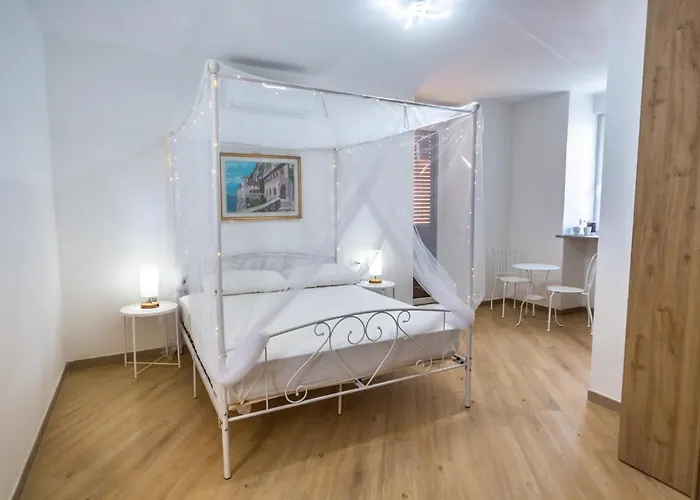 Pensión Around Maggiore 3*