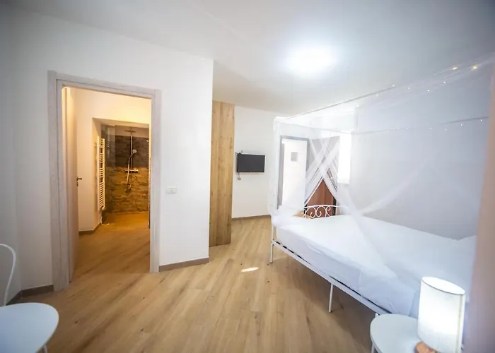 Pensión Around Maggiore 3*